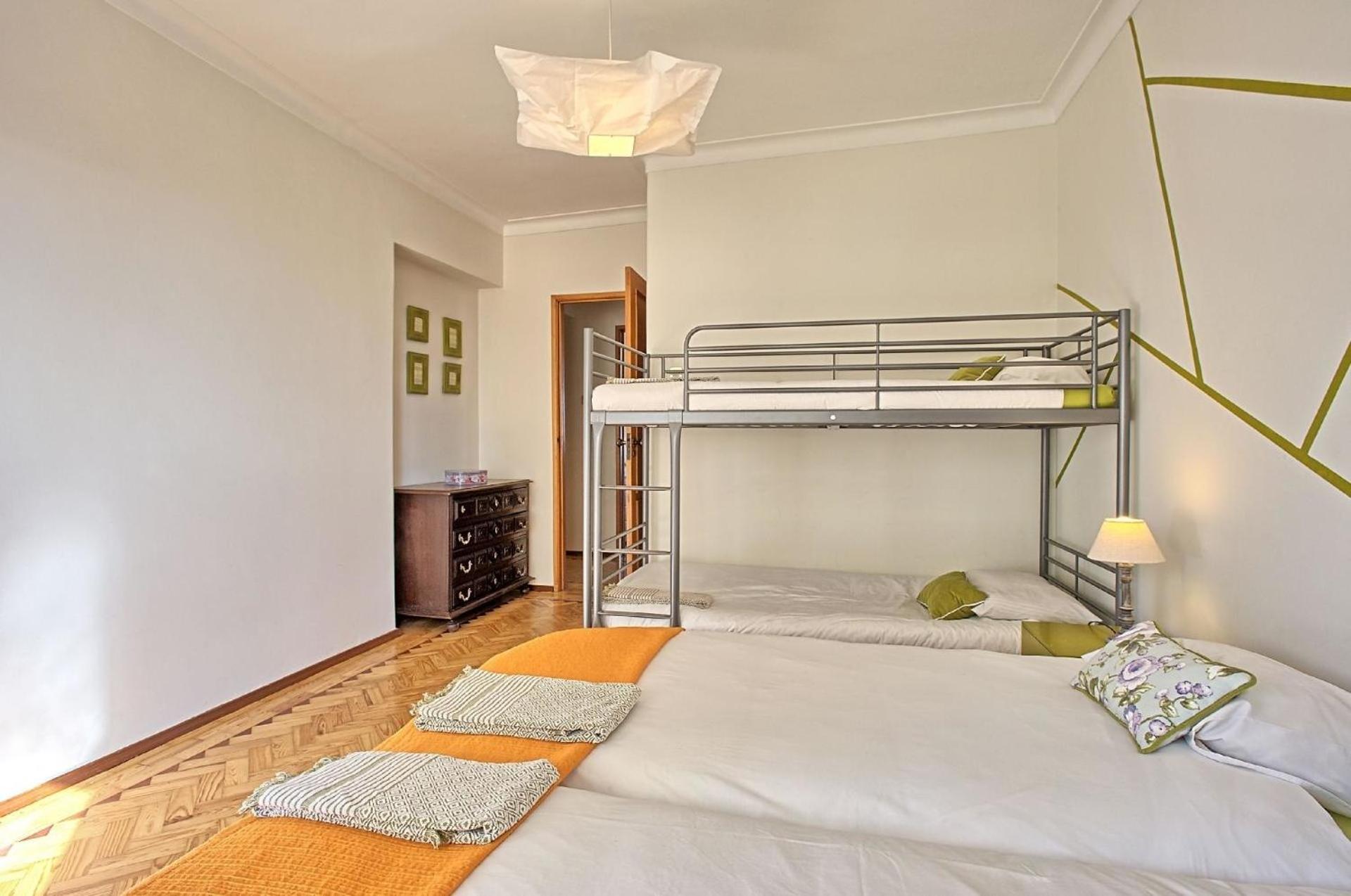 Studio Fuer 17 Personen Und 1 Kind In Apartment *