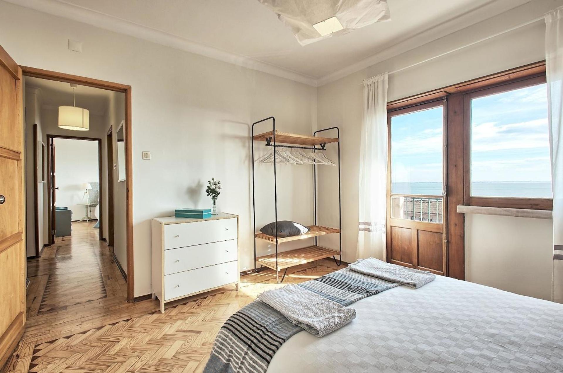 Studio Fuer 17 Personen Und 1 Kind In Lissabon